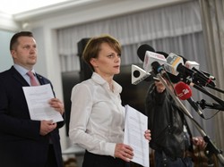 Intrygujący drobiazg w talii skutecznie podkręcił stylizację minister Emilewicz