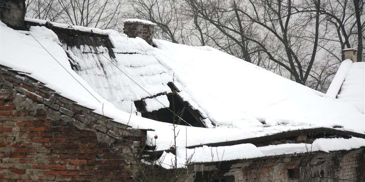 Dach runął pod śniegiem