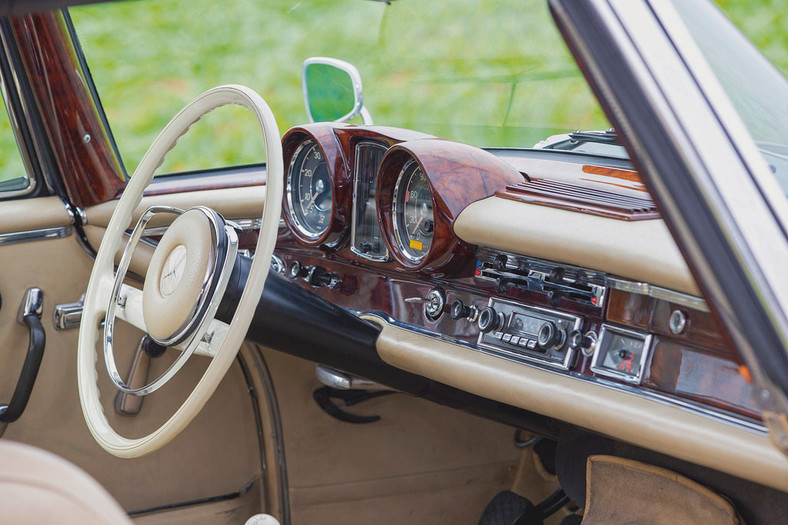 Mercedes 220 SEb Cabriolet - świadek złotych czasów