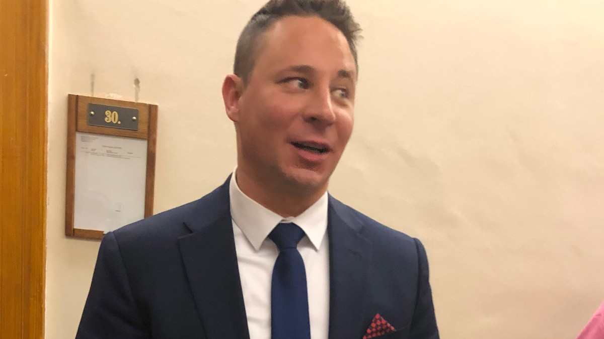 Schadl–Völner-ügy: heves vita alakult ki a tárgyalóteremben, Schadl György megsértődött, mert szerinte az ügyész nevetett