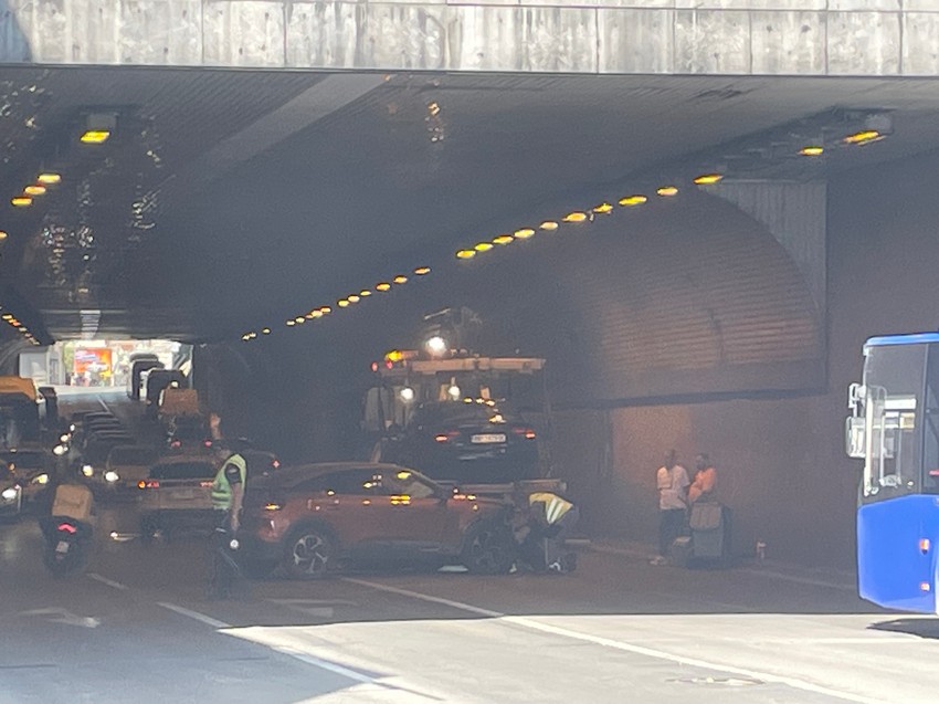 U sudaru u tunelu na Terazijama učestvovala dva automobila 