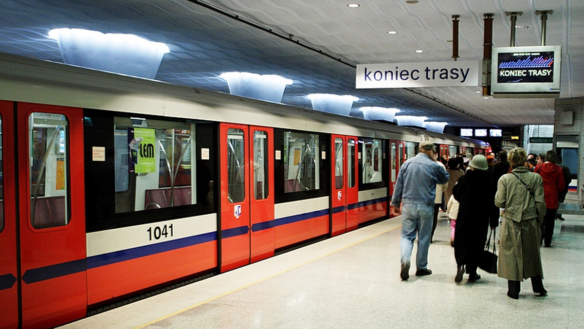 Podczas budowy drugiej linii stołecznego metra w posadach mogą zadrżeć: skarbiec NBP, Ministerstwo Finansów, cerkiew św. Marii Magdaleny i tzw. pomnik "czterech śpiących" - uprzedza "Życie Warszawy".