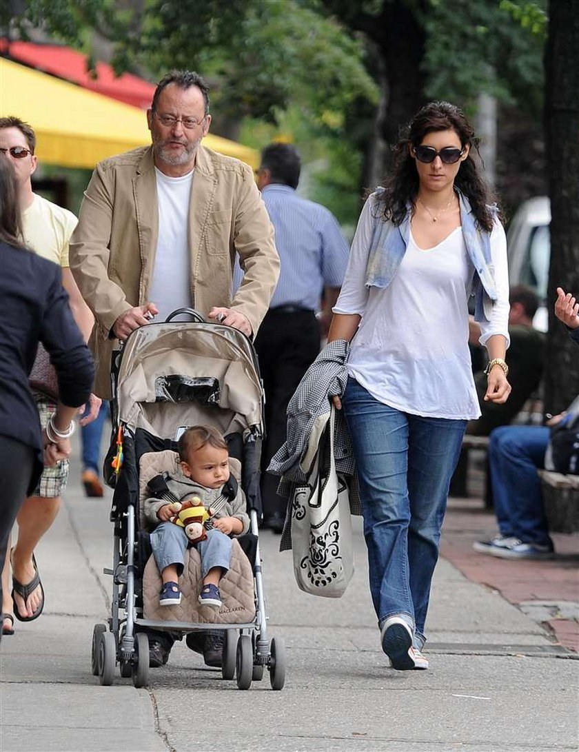Jean Reno z Polką i ich dzieckiem na spacerze