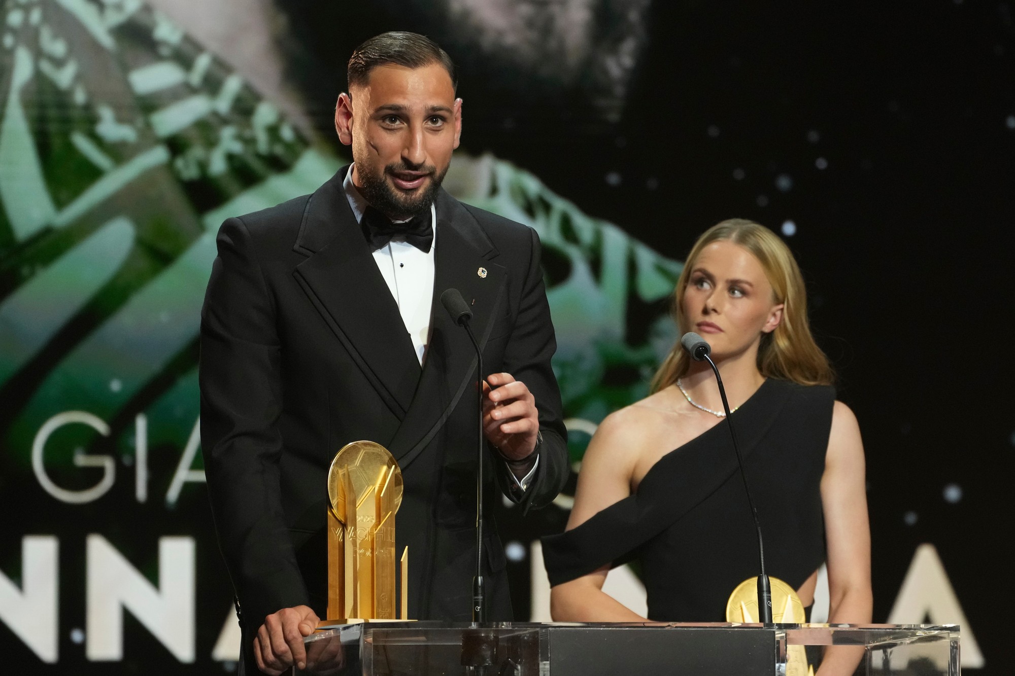 Zlatá lopta 2025: Gianluigi Donnarumma z Paríža Saint-Germain preberá Jašinovu trofej.
