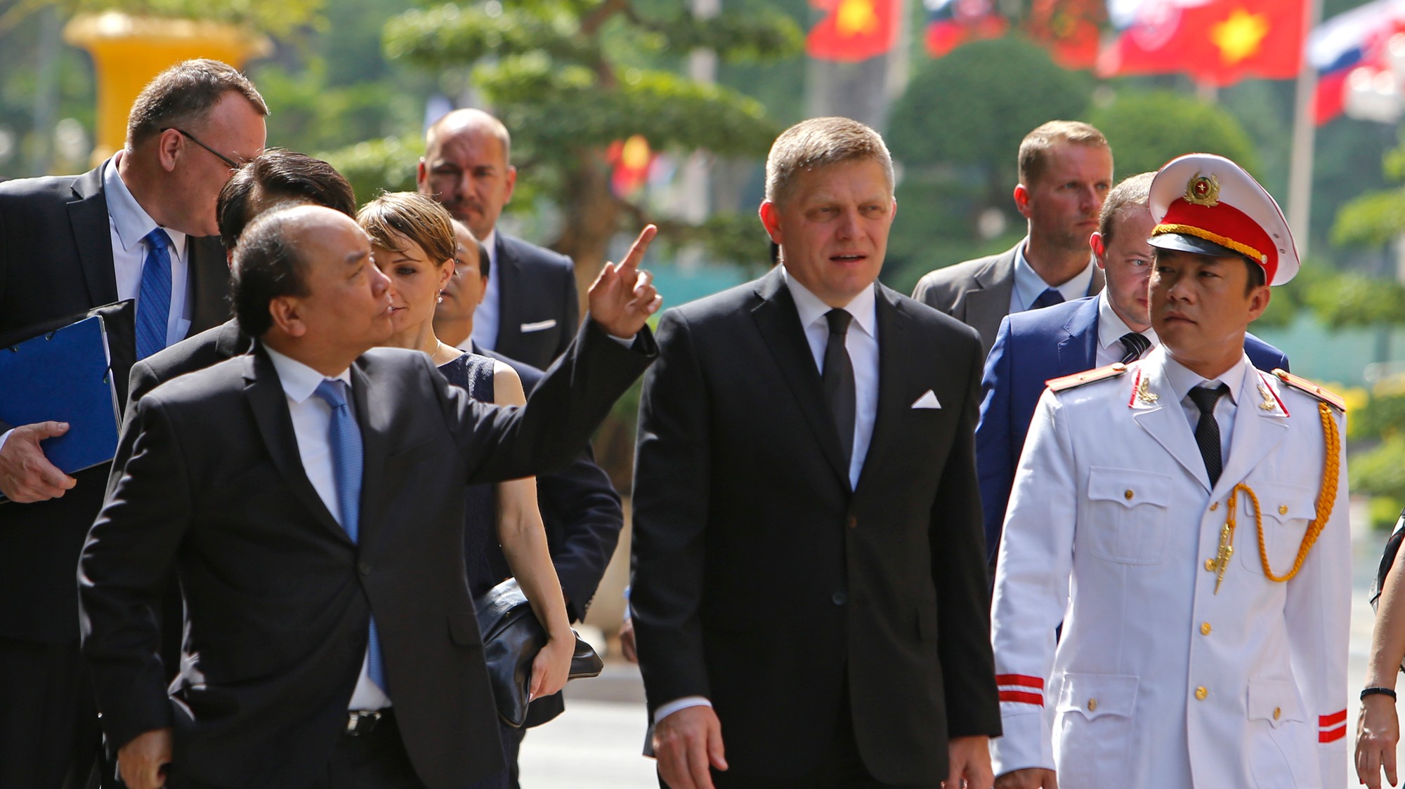 Robert Fico s vietnamským premiérom počas stretnutia v Hanoji