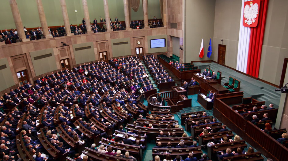 PiS traci, do rządzących zbliża się Koalicja Obywatelska. Sondaż