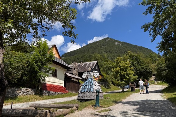 Selo sa samo 14 stanovnika želi da nestane sa UNESCO liste: "Turisti nam ulaze u dvorišta, zaviruju kroz prozore, upadaju u kuhinje"