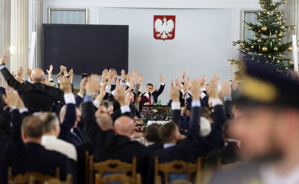 Błaszczak mówi, że zapis kamer z 16 grudnia z Sali Kolumnowej zostanie opublikowany. I ujawnia, kiedy...