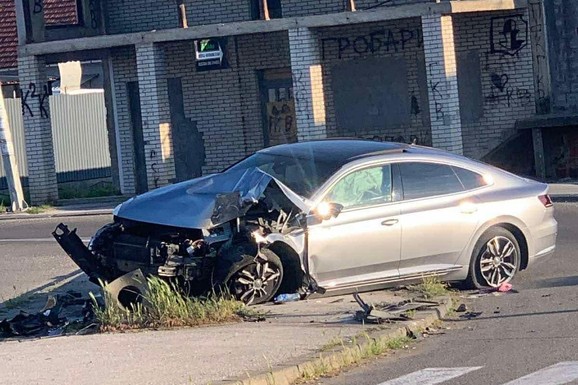 ZAKUCAO SE U STUB ULIČNE RASVETE! Teška saobraćajna nesreća u Kraljevu, vozilo U POTPUNOSTI SMRSKANO (FOTO)