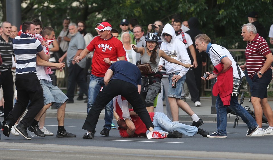 Szarpanina między pseudokibicami w drodze na Stadion Narodowy, PAP/Rafał Guz