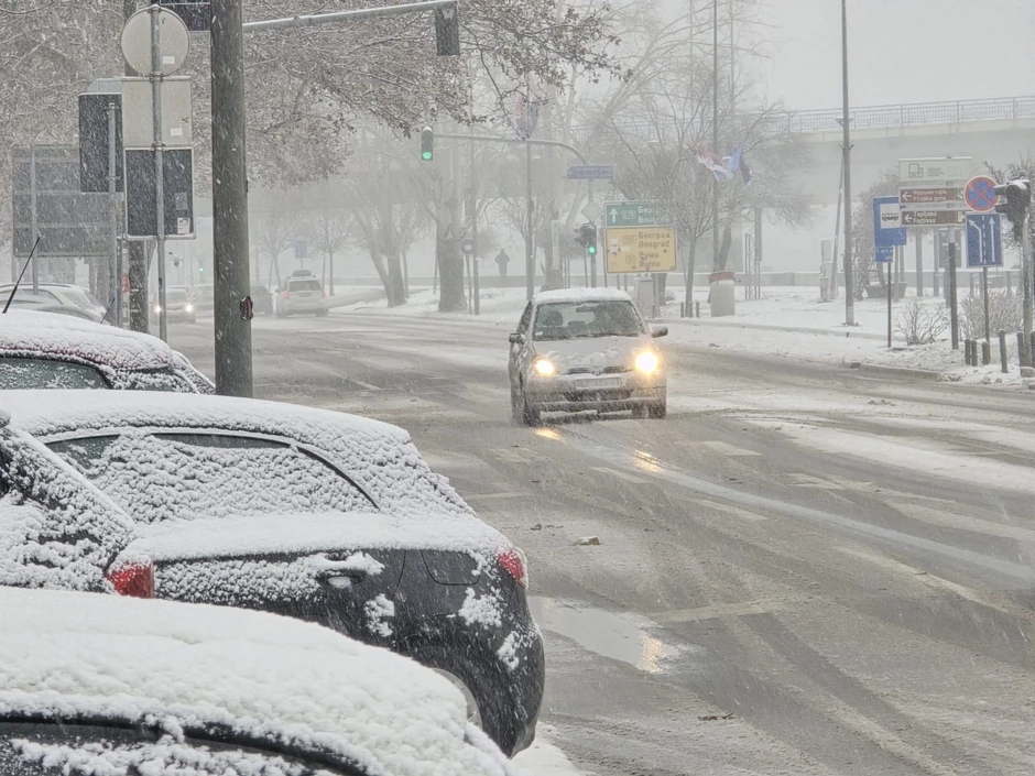 Ako ste ipak na zaleđenom putu, korišćenje kočnica predstavlja najveći izazov. 
