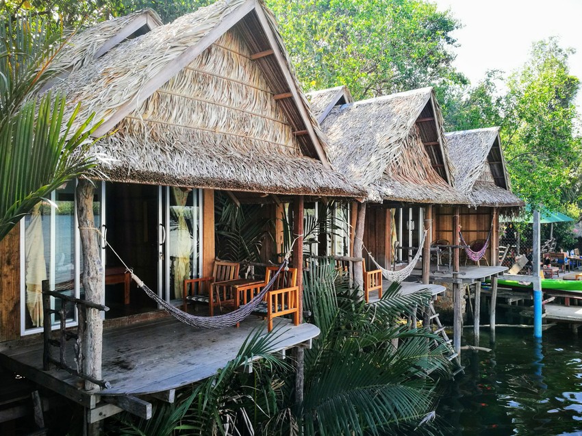 Kućica na vodi u kojoj par trenutno odseda