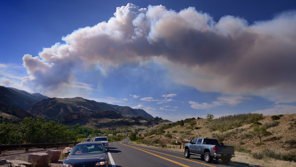 Kalifornijscy strażacy znowu zmagają się z piekielnymi warunkami próbując poskromić potężny pożar, który zmusił już do ewakuacji około 32 tysiące mieszkańców rejonu Colorado Springs w amerykańskim stanie Kolorado. - To pożar o dramatycznej skali - powiedział Richard Brown, szef straży pożarnej w Colorado Springs.