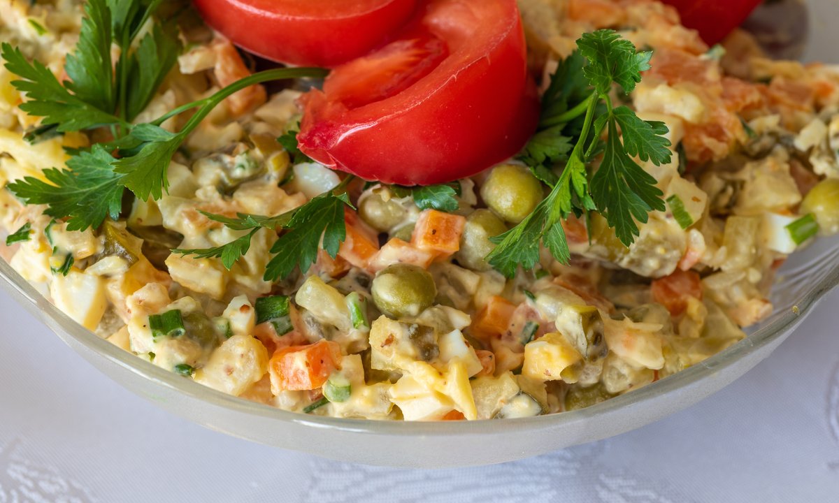 Jak długo powinna "przegryzać się" sałatka jarzynowa? Podano liczbę godzin