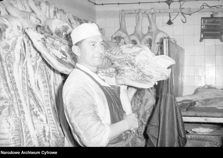 Afera mięsna. Pod tą nazwą kryje się trwający latami proceder kradzieży, fałszerstw i łapówkarstwa w branży mięsnej. Miał on swój przerażający finał w 1965 r. Za kratki trafiło ponad 400 osób, w tym prawie 30 kierowników sklepów mięsnych. Najcięższe zarzuty postawiono dziesięciu osobom, a głównym oskarżonym stał się Stanisław Wawrzecki, szef przedsiębiorstwa Warszawa Praga w Miejskim Handlu Mięsem. I to on zapłacił za ten proceder głową. Skazany na karę śmierci stał się przy okazji znakomitym kozłem ofiarnym ówczesnej władzy, która słabe zaopatrzenie sklepów zrzuciła na spekulantów i malwersantów.