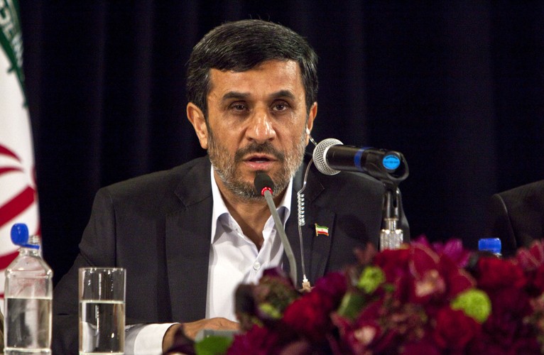 Mahmud Ahmadineżad - prezydent Iranu

Rocznie: 3 000 USD,
Miesięcznie: 250 USD,
Dziennie: 12 USD.