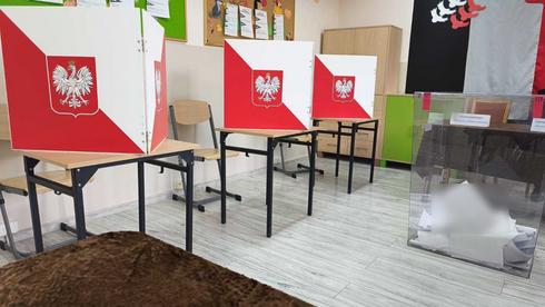 Głosowanie w Kruczu w gminie Lubasz (woj. wielkopolskie), frekwencja na godz. 15.00 to 57 proc.