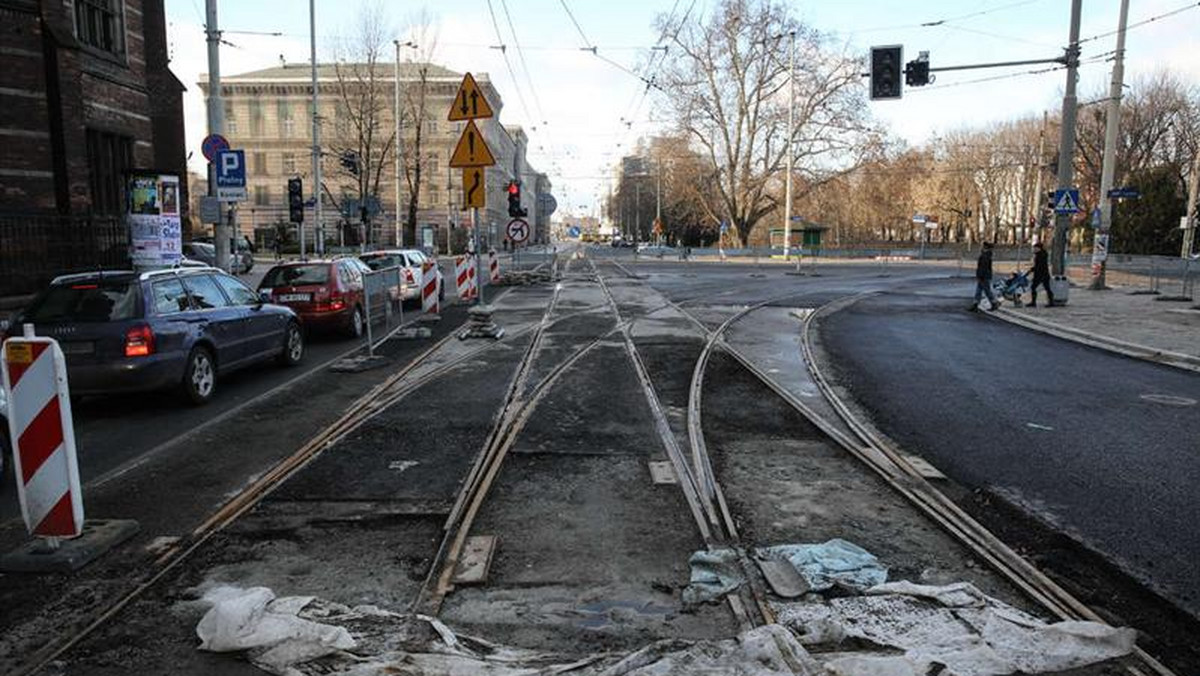 Na nic ekspertyzy ewidentnie wykazujące, że torowisko na Podwalu, między Świdnicką a Sądową, jest w fatalnym stanie. Pieniądze znów zdecydowały, że coś zostanie zrobione nie tak, jak powinno. By zaoszczędzić, urzędnicy zdecydowali się nie wymieniać zdezelowanych szyn na nowe. Choć teraz, gdy Podwale jest zamknięte, jest na to najlepszy moment.