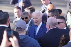 'Ta broń jest na stole', potwierdził Biden. Więcej mówić nie chciał...