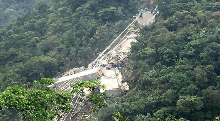10 ember halt meg Kolumbiában miután leszakadt alattuk egy híd