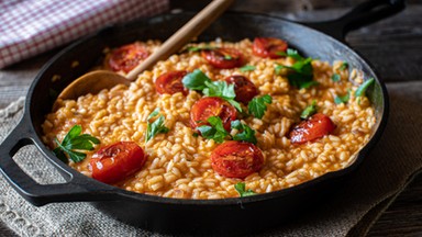 Risotto pomidorowe z kurczakiem. Przepis jest banalny