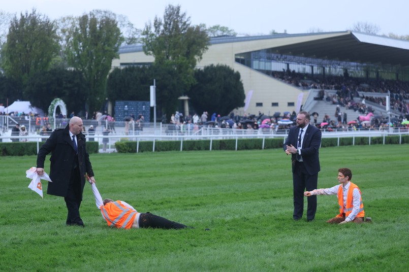 Aktywiści organizacji klimatycznej Ostatnie Pokolenie