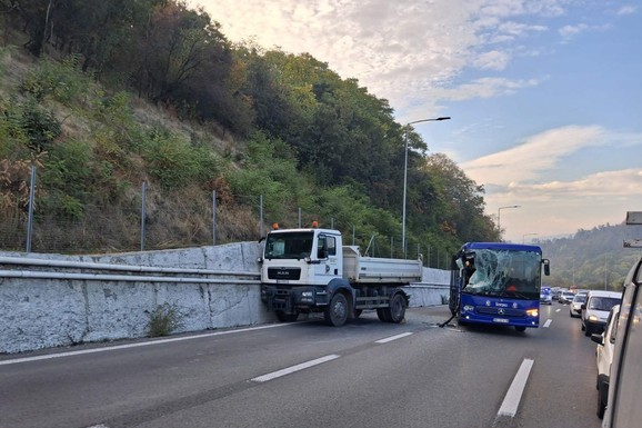 (VIDEO) SEDAM OSOBA POVREĐENO KOD BUBANJ POTOKA Svi prevezeni u Urgentni centar, nakon sudara autobusa i kamiona
