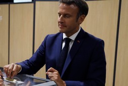 Prezydent Francji Emmanuel Macron podczas I tury wyborów parlamentarnych