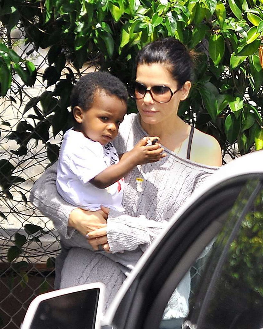 Sandra Bullock z adoptowanym synkiem. FOTO