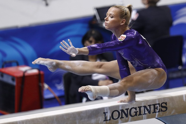 Te piękne dziewczyny zaprzeczają prawom grawitacji