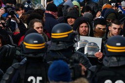 Francja: Zamieszki w czasie ewakuacji nielegalnego obozu dla uchodźców