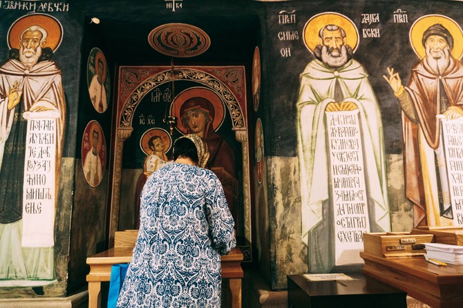 Nije neophodno, ali je poželjno da žene imaju maramu koju će staviti kad dođu u Gornji manastir na Ostroškoj gredi