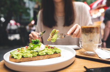 Tosty z awokado są już passe. Pokolenie Z ma nowy przysmak, który zmienia gastronomię