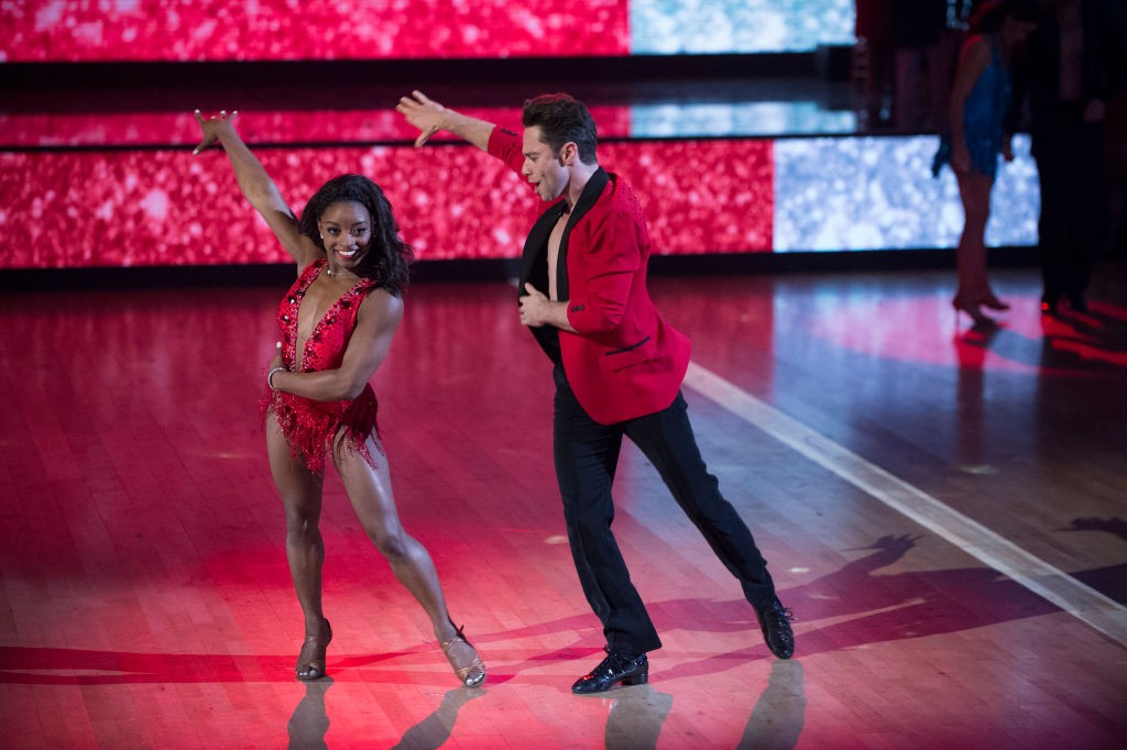 Simone Biles 2017-ben, a 24. évadban versenyzett, nagyjából egy évvel a riói olimpia után. A partnere Sasha Farberrel volt, akivel csak egy hajszállal csúsztak le a dobogóról: a negyedik helyen végeztek.