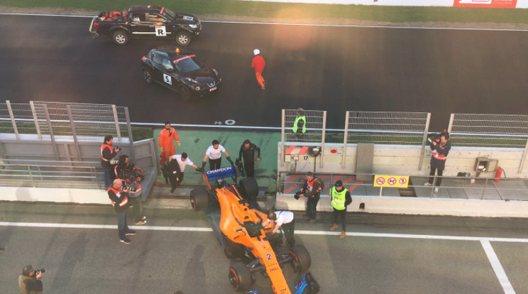 Vandoorne autója megállt, a McLarent négy kör után be is kellett tolni a csapat boxába /Fotó: Twitter