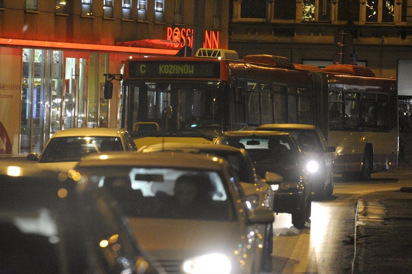 Dlaczego autobusy i tramwaje odjeżdzają z przystanków przed czasem?