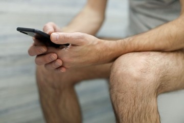 Mennyi ideig kellene a WC-n ülni? A gasztroenterológus elárulja, mikortól túl sok