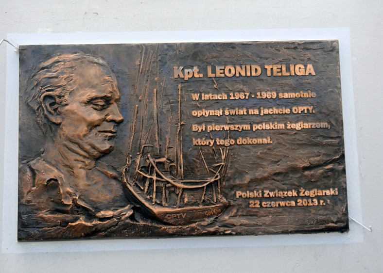 Tablica pamiątkowa poświęcona Leonidowi Telidze w gdyńskiej marinie