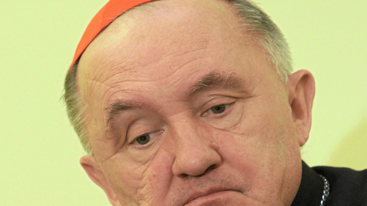 - Rok po katastrofie smoleńskiej, zgodnie z polską i kościelną tradycją, kończy się czas żałoby - powiedział podczas konferencji prasowej metropolita warszawski kardynał Kazimierz Nycz.