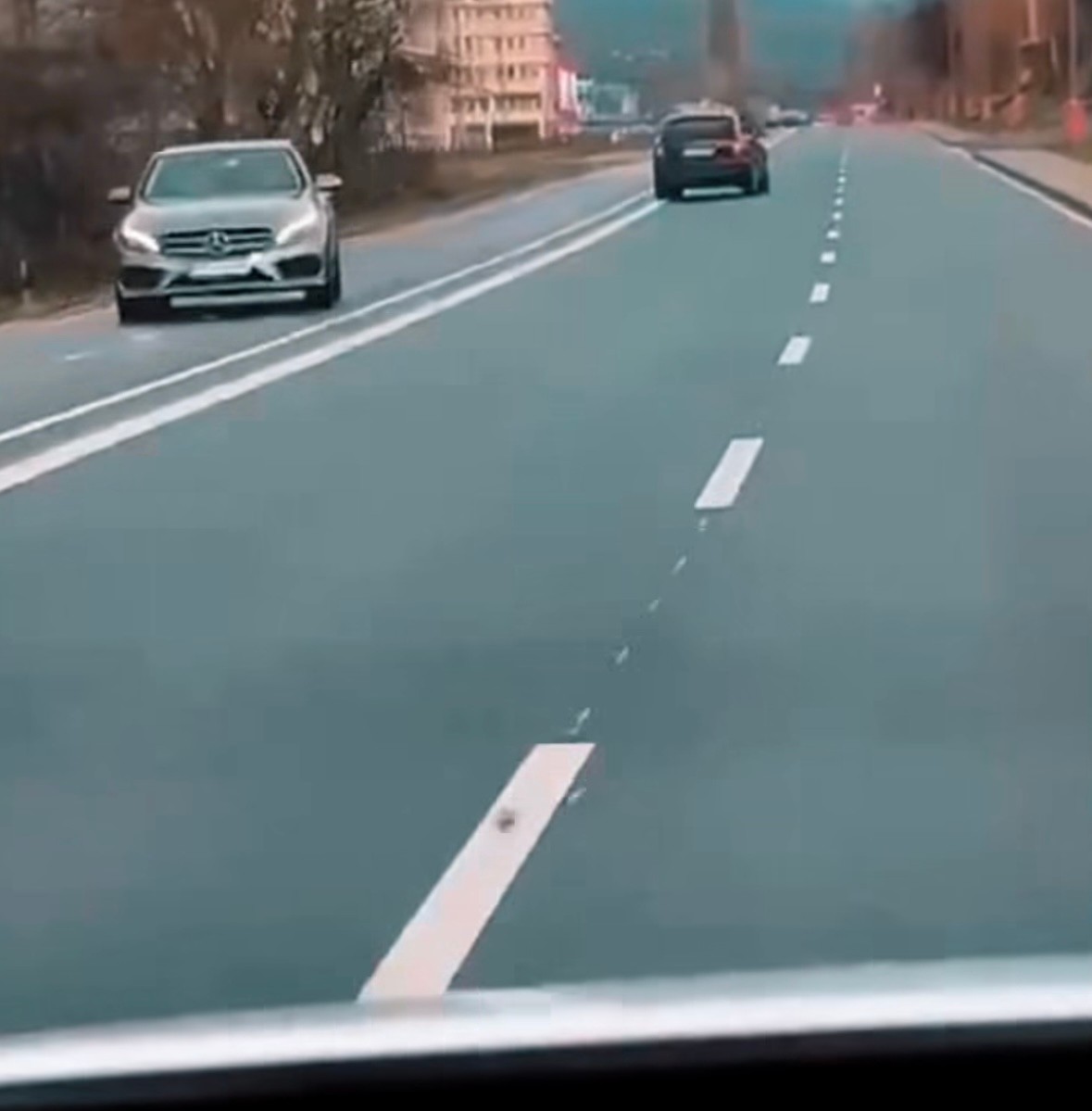 Opitý vodič v Malom Krtíši takmer vrazil do autobusovej zastávky.