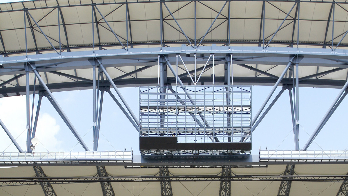 A nam już trawa rośnie - takie jest hasło kampanii promującej stadion przy Bułgarskiej w Poznaniu. Ten, kto w środę oglądał obiekt Lecha Poznań, mógł jednak mieć wątpliwości.