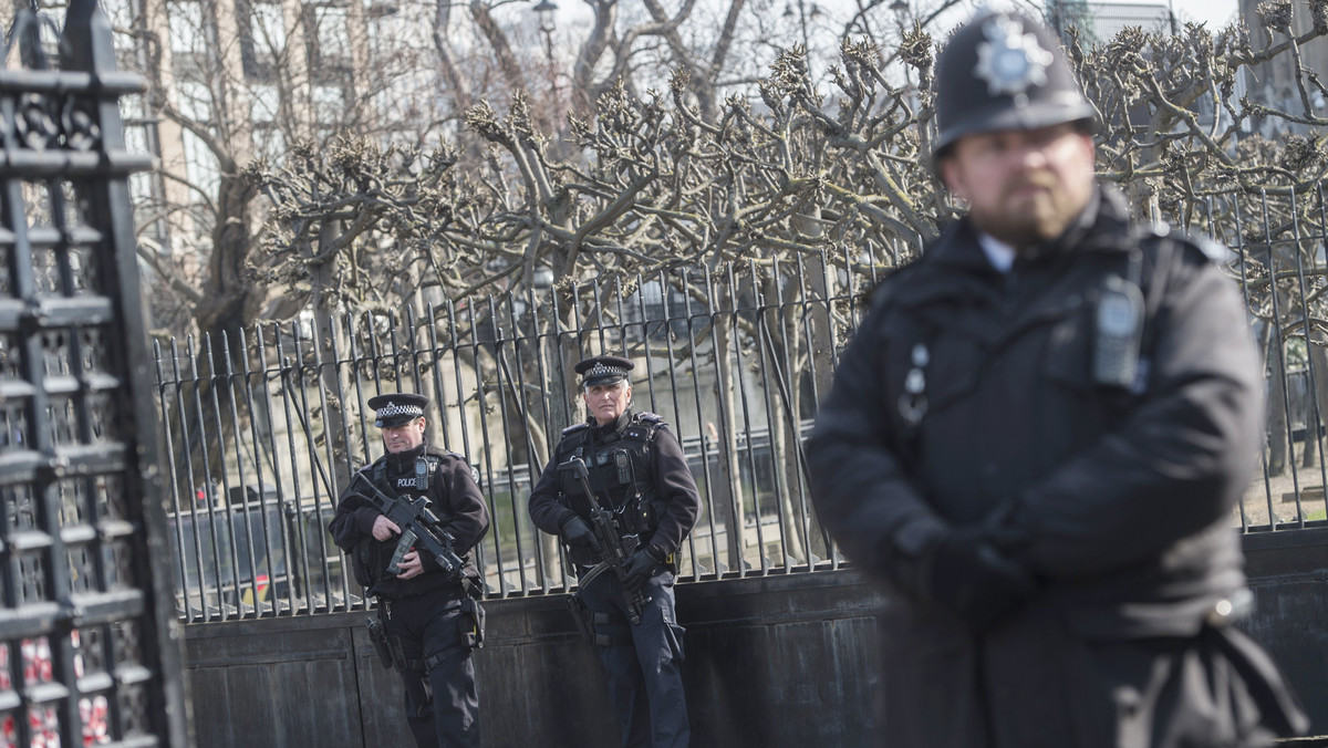 Zamach w Londynie. Brytyjska policja badająca zamach z ubiegłego tygodnia w Londynie nie znalazła dowodów na związki sprawcy Khalida Masooda z Państwem Islamskim (ISIS) albo Al-Kaidą, ale jest jasne, że wykazywał on zainteresowanie dżihadem. Zginęło pięć osób, w tym zamachowiec.