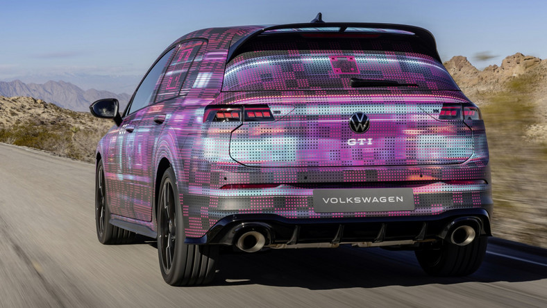 VW Golf (ósma generacja; od 2019 r.; wersja po modernizacji z 2024 r.; samochód w kamuflażu)