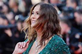 Čuvena SUZAN iz "Očajnih domaćica" prvi put na Kanskom festivalu i ne zna se da li joj je dublji ŠLIC ILI DEKOLE: 20 godina posle hit serije glumica nikad provokativnija