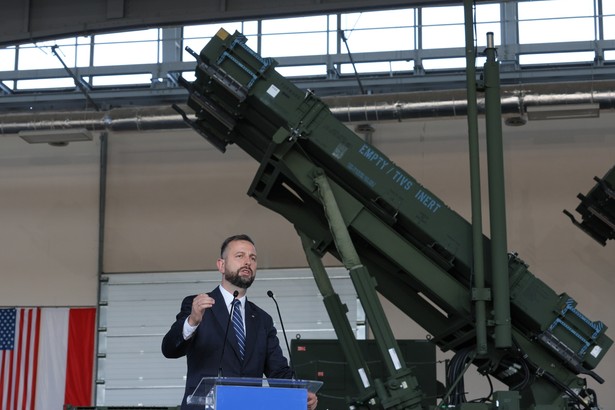 Sochaczew, 12.08.2024. Wicepremier, minister obrony narodowej Władysław Kosiniak-Kamysz przemawia podczas uroczystości podpisania umowy pomiędzy Hutą Stalowa Wola S.A. a Raytheon Polska na produkcję 48 wyrzutni M903, 12 bm. w siedzibie 3. Warszawskiej Brygady Rakietowej Obrony Powietrznej Sochaczew - Bielice. Wyrzutnie wchodzą w skład systemów obrony przeciwlotniczej i przeciwrakietowej Patriot w ramach II fazy programu WISŁA. (jm) PAP/Paweł Supernak