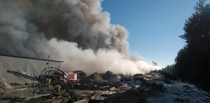 Toksyczna chmura nad Brożkiem. Płonie hałda śmieci