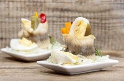 Przysmak PRL nadal zachwyca! Zróbcie klasyczną przekąskę, czyli śledzia po japońsku