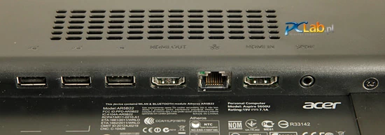 Na tyle zamontowano wejście i wyjście HDMI, gniazda USB 2.0, sieciowe oraz wyjście S/PDIF