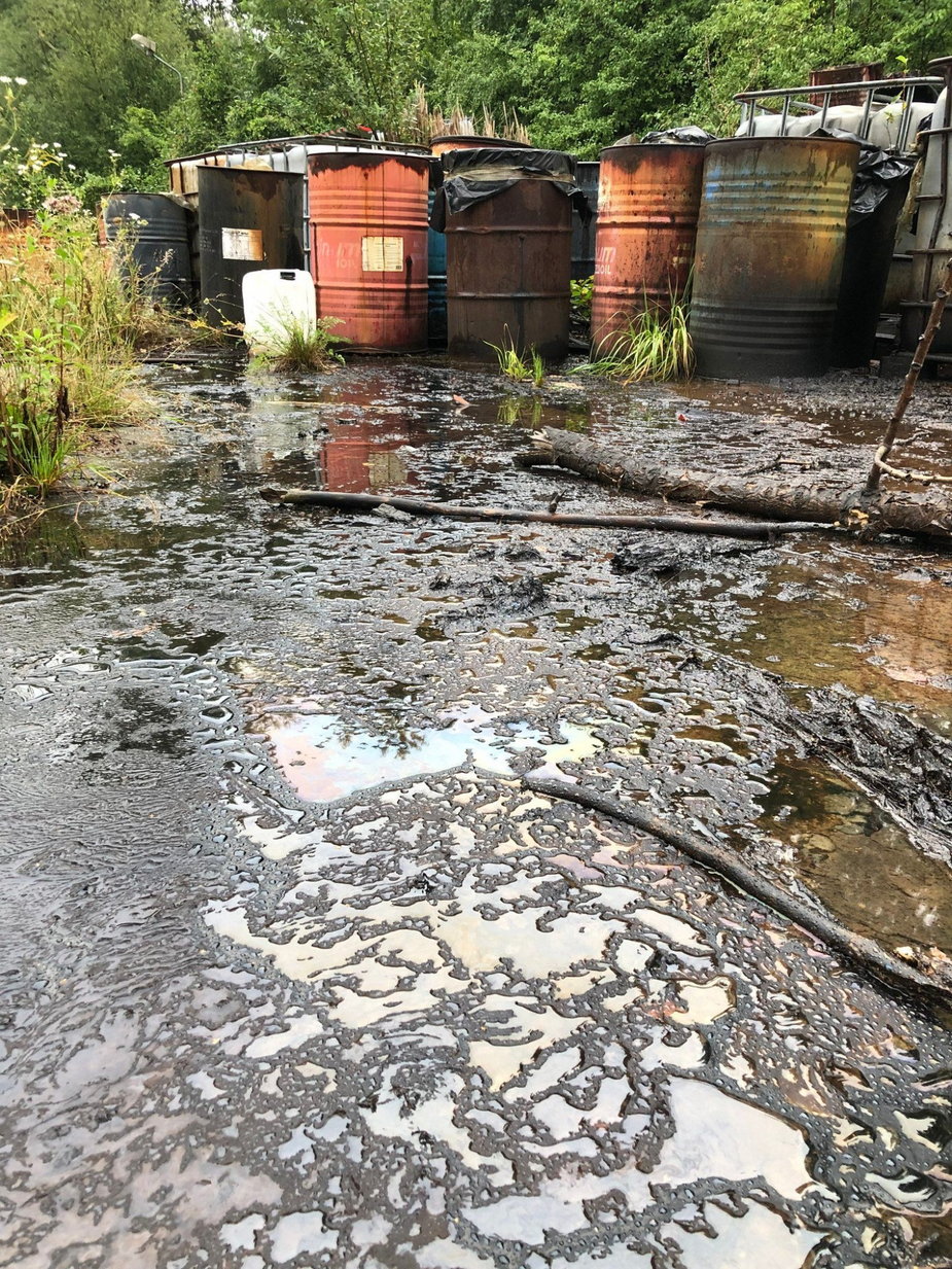 Odpady niebezpieczne na terenie byłych zakładów Terpen - 27.08.2022 - autor: Nadesłane przez czytelnika