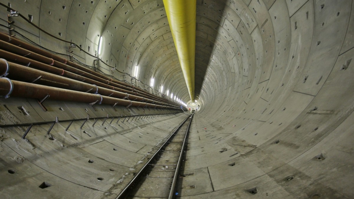 Budowa tunelu pod Martwą Wisłą wkracza w kolejny etap. Damroka, czyli maszyna TBM drążąca tunel łączący Trasę Sucharskiego z Trasą Słowackiego w Gdańsku, znalazła się już pod wodą. W czwartek wydrążyła rekordową długość tunelu - udało jej się posunąć do przodu o 18 metrów.